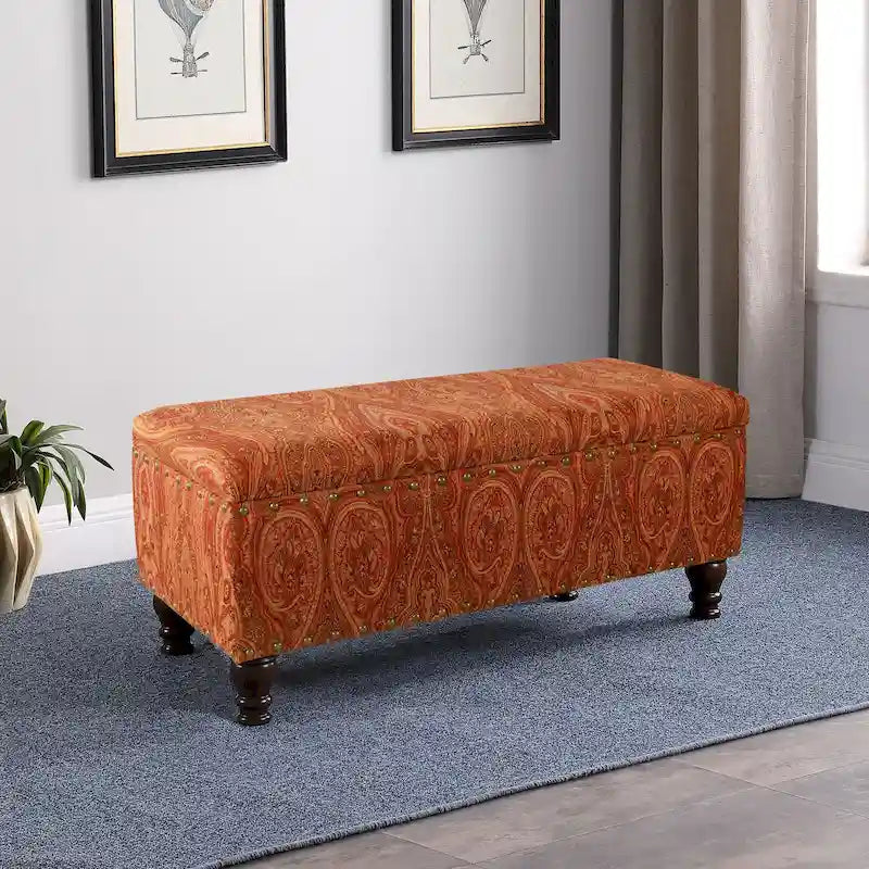 Banc de rangement capitonné avec garniture cloutée en bronze et pieds en bois – Beige / Damassé rouge et doré / Médaillon orange et crème / Tissé gris – 2-3 personnes