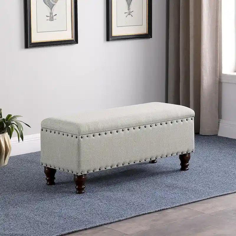 Banc de rangement capitonné avec garniture cloutée en bronze et pieds en bois – Beige / Damassé rouge et doré / Médaillon orange et crème / Tissé gris – 2-3 personnes