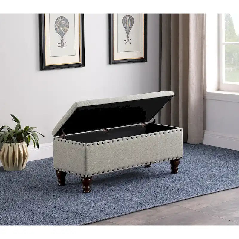 Banc de rangement capitonné avec garniture cloutée en bronze et pieds en bois – Beige / Damassé rouge et doré / Médaillon orange et crème / Tissé gris – 2-3 personnes