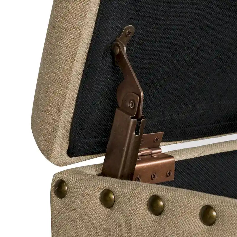 Banc de rangement capitonné avec garniture cloutée en bronze et pieds en bois – Beige / Damassé rouge et doré / Médaillon orange et crème / Tissé gris – 2-3 personnes