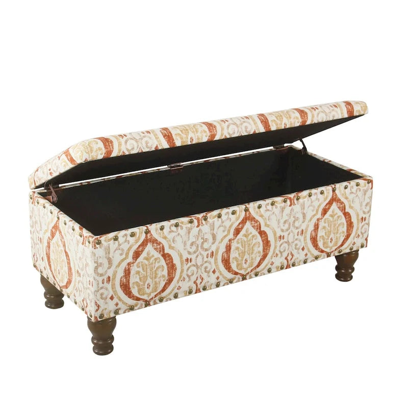 Banc de rangement capitonné avec garniture cloutée en bronze et pieds en bois – Beige / Damassé rouge et doré / Médaillon orange et crème / Tissé gris – 2-3 personnes