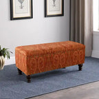 Banc de rangement capitonné avec garniture cloutée en bronze et pieds en bois – Beige / Damassé rouge et doré / Médaillon orange et crème / Tissé gris – 2-3 personnes