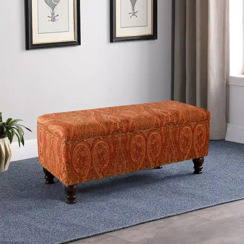 Banc de rangement capitonné avec garniture cloutée en bronze et pieds en bois – Beige / Damassé rouge et doré / Médaillon orange et crème / Tissé gris – 2-3 personnes