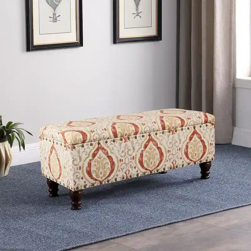 Banc de rangement capitonné avec garniture cloutée en bronze et pieds en bois – Beige / Damassé rouge et doré / Médaillon orange et crème / Tissé gris – 2-3 personnes
