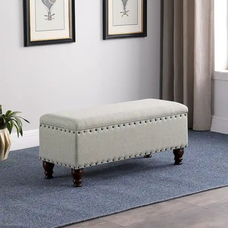 Banc de rangement capitonné avec garniture cloutée en bronze et pieds en bois – Beige / Damassé rouge et doré / Médaillon orange et crème / Tissé gris – 2-3 personnes