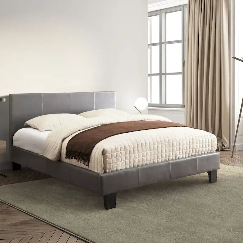 Lit plateforme bas en similicuir avec montants rembourrés et pieds en bois – Gris / Blanc / Espresso – Queen / King / California King