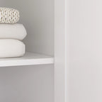 Armoire de chambre avec penderie, 3 étagères et poignées dorées – Blanche